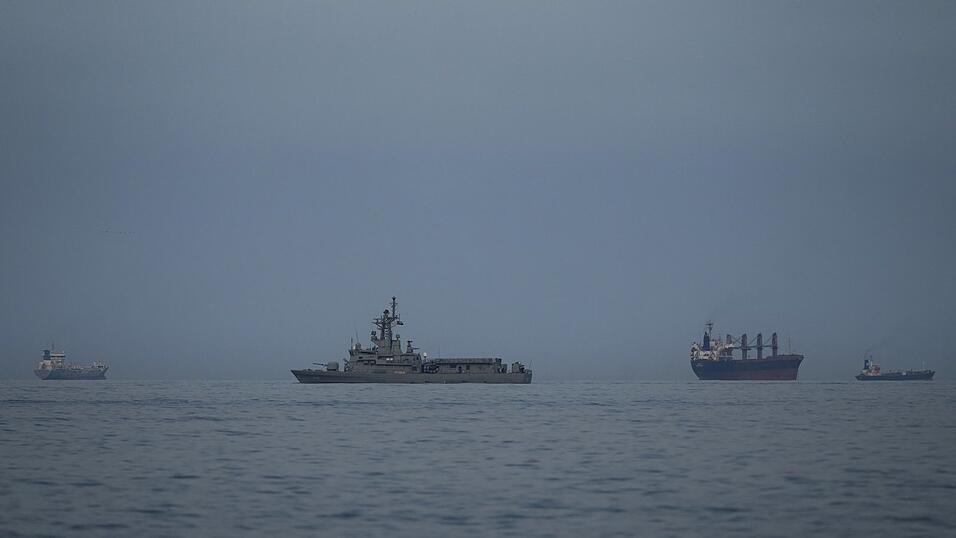 Ein Schiff der Marine der Vereinigten Arabischen Emirate patrouilliert neben Frachtschiffen und &Ouml;ltankern in der Stra&szlig;e von Hormus.