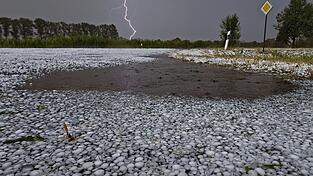 Hagel und starker Regen sind auch weiter möglich, erklärt der Deutsche Wetterdienst. Hagel und starker Regen sind auch weiter möglich, erklärt der Deutsche Wetterdienst.