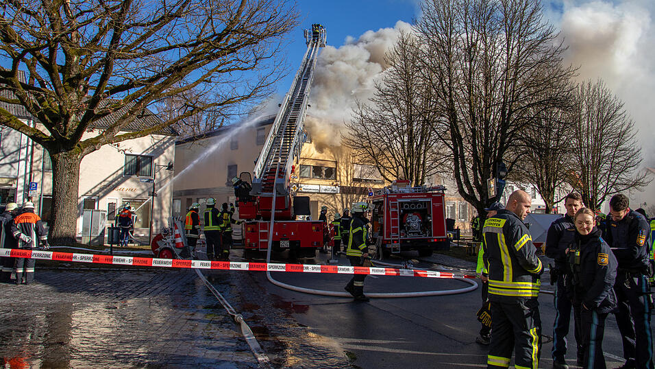 Zahlreiche Einsatzkräfte von Feuerwehr, Polizei und Rettungsdienst waren vor Ort.