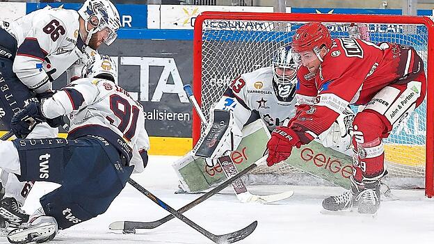 Allein unter Oberschwaben: Tobias Lindberg (rechts) krallte sich in dieser Szene zwar die schwarze Hartgummischeibe - nur scheiterte der schwedische EVL-St&uuml;rmer einmal mehr an Towerstars-Keeper Ilya Sharipov.
