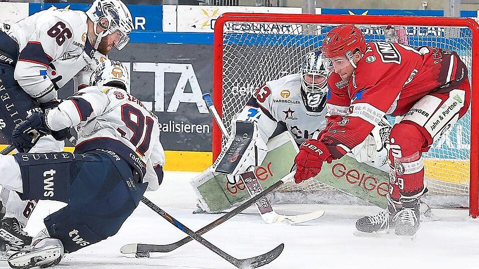 Allein unter Oberschwaben: Tobias Lindberg (rechts) krallte sich in dieser Szene zwar die schwarze Hartgummischeibe - nur scheiterte der schwedische EVL-St&uuml;rmer einmal mehr an Towerstars-Keeper Ilya Sharipov.