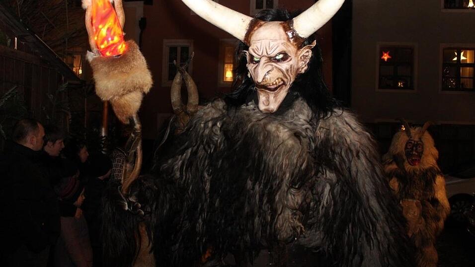 Die Perchtengruppe 'Frisinger Fratz'n' trat am Mittwochabend auf dem Landshuter Christkindlmarkt auf. Die Perchtengruppe 'Frisinger Fratz'n' trat am Mittwochabend auf dem Landshuter Christkindlmarkt auf.