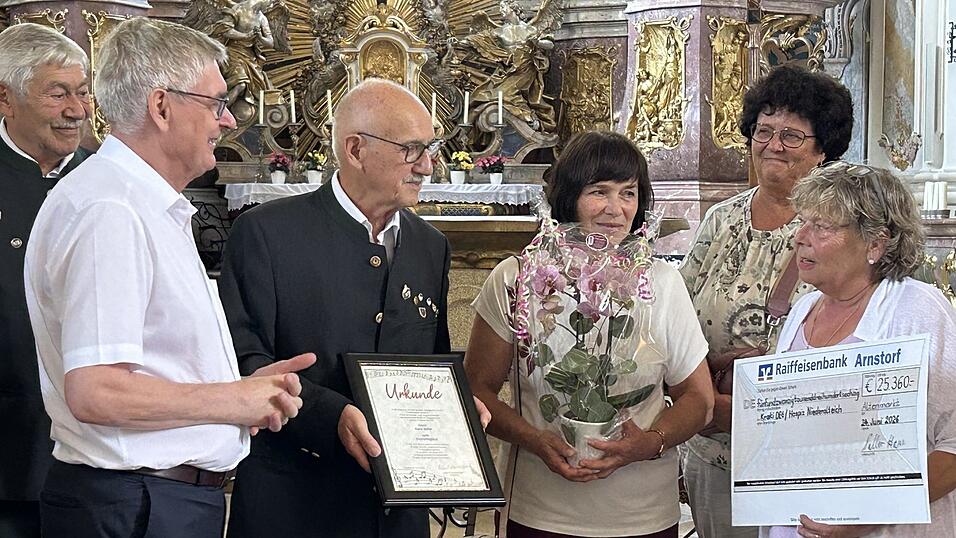 F&uuml;r sein Engagement f&uuml;r Kraki hat die Vorstandschaft Hans Saller zum ersten Ehrenmitglied des Vereins ernannt und seiner Lebensgef&auml;hrtin Renate Stadler f&uuml;r den R&uuml;ckhalt gedankt (2. und 3. v. l.). Es gratulierten Fritz G&ouml;&szlig;wein (l.) sowie Hela Schandelmaier und Liane Sedlmeier (v.r.).