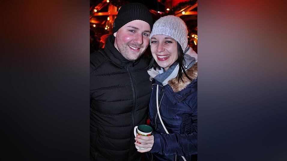 Der Christkindlmarkt und die Weihnachtspyramide geh&ouml;ren in der Adventszeit zu den beliebtesten Treffpunkten in Landshut.