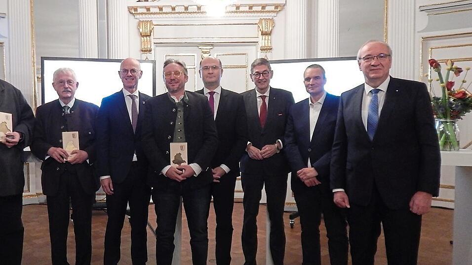 Die Ehrengäste, Laudatoren und Preisträger der Botschafter Initiative. Auch in den kommenden Jahren soll das Netzwerk der Botschafterinnen und Botschafter weiter wachsen. Die Ehrengäste, Laudatoren und Preisträger der Botschafter Initiative. Auch in den kommenden Jahren soll das Netzwerk der Botschafterinnen und Botschafter weiter wachsen.