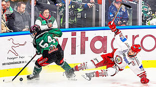 Autsch! John Rogl (rechts) und seine Landshuter landeten in Rosenheim unsanft auf dem Hosenboden, durften aber quasi als Schmerzensgeld einen Zähler mitnehmen. Mehr Grund zur Freude hatte da schon der 18-jährige Michael Musin (links) nach seinem ersten DEL 2-Treffer.