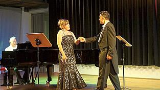 Sopranistin Theodora Varga, Bariton Seymur Karimov und Alexander Livenson am Fl&uuml;gel begeisterten das Publikum des Kulturforums Schloss Alteglofsheim im Konzertsaal mit Meisterwerken des italienischen Musiktheaters.