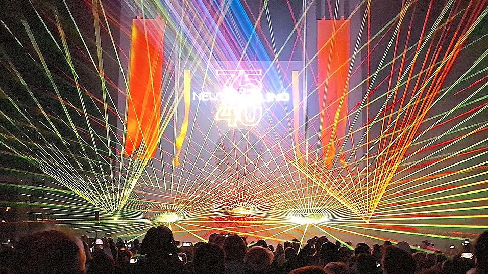 Mit der Lasershow feierte Neutraubling gleich zwei Geburtstage: 75 Jahre Gemeindegr&uuml;ndung und ihr 40. Jubil&auml;um als Stadt.