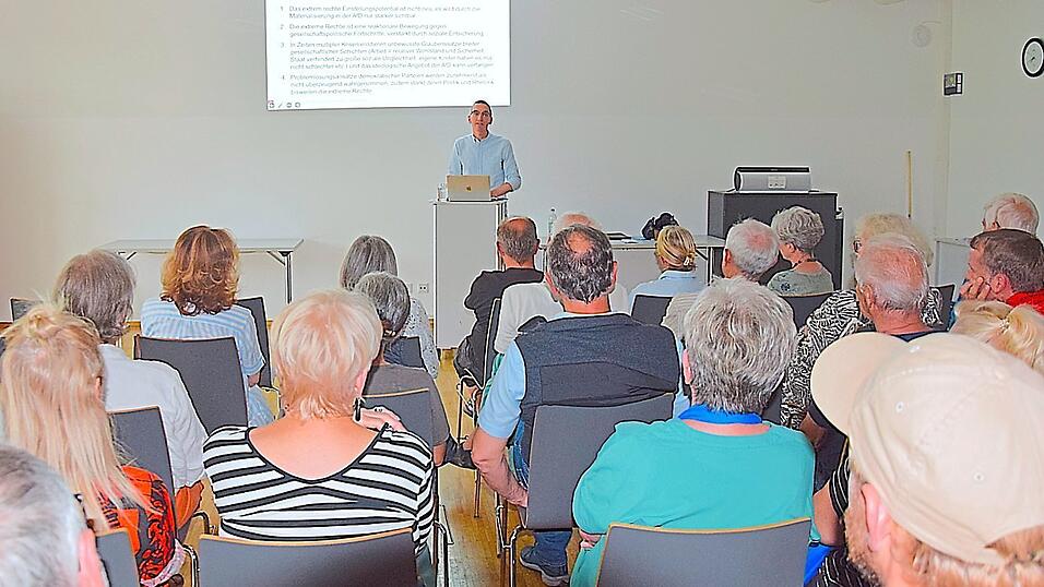Politikinteressierte Zuh&ouml;rer kamen zum Fachvortrag ins Stadtteilzentrum Nord. In ihren Wortmeldungen schilderten sie unter anderem Alltagserfahrungen mit Rechtsextremismus.