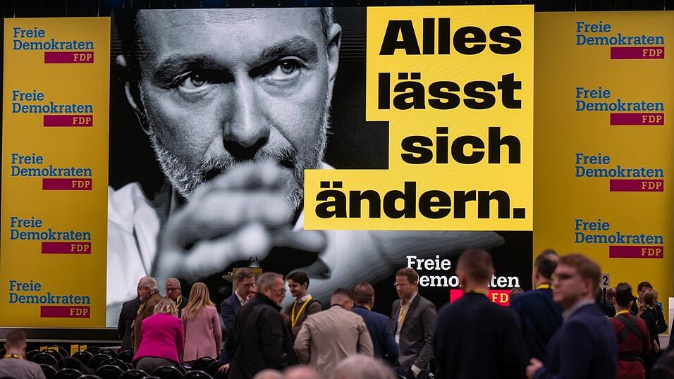 Beim au&szlig;erordentlichen Bundesparteitag der FDP vor der Bundestagswahl hat Christian Lindner betont, dass der linke Protest der beste Wahlhelfer f&uuml;r eine liberale Partei der Mitte sei. Seine Partei kommt allerdings nicht &uuml;ber die F&uuml;nf-Prozent-H&uuml;rde.
