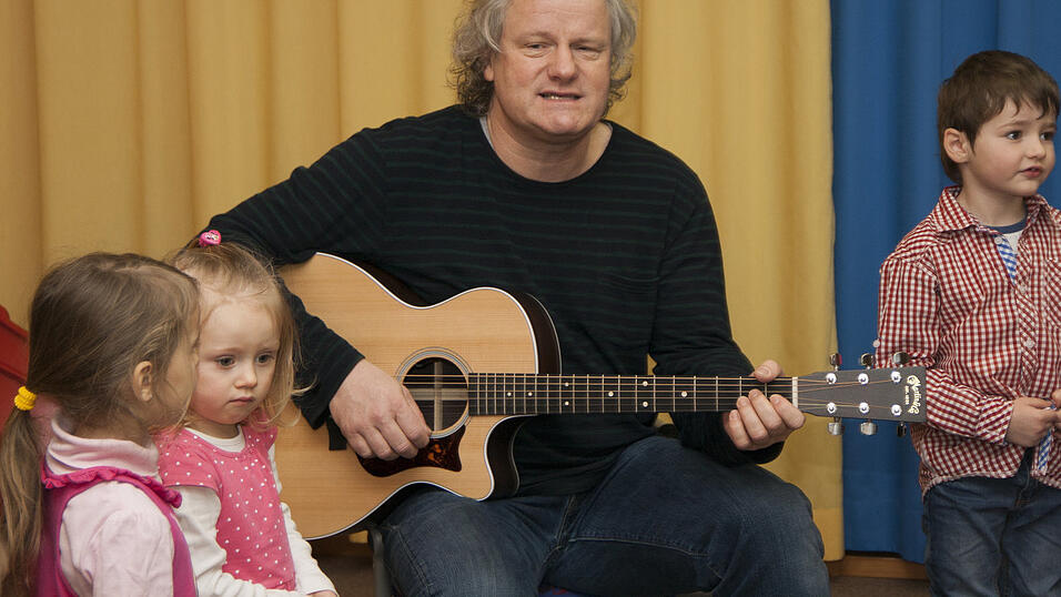 20 Kindergartenkinder des Städtischen Kindergartens in Sossau testen Anfang Januar für drei Wochen ein besonderes Projekt der Mediengruppe Straubinger Tagblatt//Landshuter Zeitung. Nach dem Zeitungsprojekt in Schulen starten die Redakteure der Jugend- und Schulredaktion das Pilotprojekt 'Zeitung im Kindergarten'. Besonderes Highlight: Zeitungsmaskottchen Paula Print. 20 Kindergartenkinder des Städtischen Kindergartens in Sossau testen Anfang Januar für drei Wochen ein besonderes Projekt der Mediengruppe Straubinger Tagblatt//Landshuter Zeitung. Nach dem Zeitungsprojekt in Schulen starten die Redakteure der Jugend- und Schulredaktion das Pilotprojekt 'Zeitung im Kindergarten'. Besonderes Highlight: Zeitungsmaskottchen Paula Print.