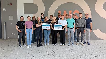 FOS-Sch&uuml;ler der Ausbildungsrichtung Wirtschaft freuen sich mit Schulleiter Joachim Raab, Wirtschaftsfachbetreuer Martin Stauber und dem Schulbeauftragten f&uuml;r die fachpraktische Ausbildung, Leonhard Schmidbauer, &uuml;ber die Auszeichnung.