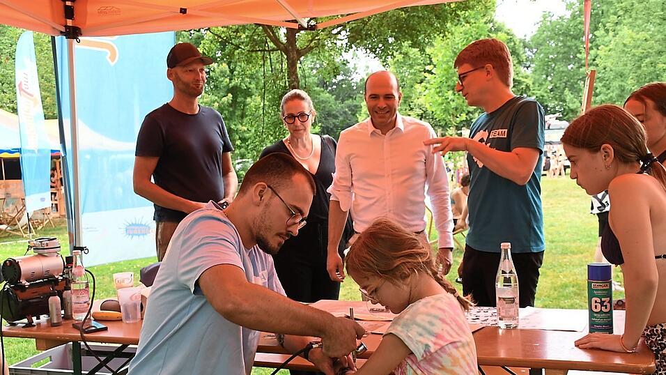 Ein Airbrush-Tattoo ist cool und - reversibel. Ein ideales Geschenk, um die Eltern zu erschrecken. Im Hintergrund von links Andi Stenzel, Bürgermeisterin Sibylle Entwistle, MdB Florian Oßner und der Vorsitzende des Kreisjugendrings, Markus Binder. Ein Airbrush-Tattoo ist cool und - reversibel. Ein ideales Geschenk, um die Eltern zu erschrecken. Im Hintergrund von links Andi Stenzel, Bürgermeisterin Sibylle Entwistle, MdB Florian Oßner und der Vorsitzende des Kreisjugendrings, Markus Binder.