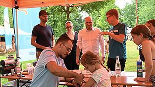 Ein Airbrush-Tattoo ist cool und - reversibel. Ein ideales Geschenk, um die Eltern zu erschrecken. Im Hintergrund von links Andi Stenzel, Bürgermeisterin Sibylle Entwistle, MdB Florian Oßner und der Vorsitzende des Kreisjugendrings, Markus Binder. Ein Airbrush-Tattoo ist cool und - reversibel. Ein ideales Geschenk, um die Eltern zu erschrecken. Im Hintergrund von links Andi Stenzel, Bürgermeisterin Sibylle Entwistle, MdB Florian Oßner und der Vorsitzende des Kreisjugendrings, Markus Binder.