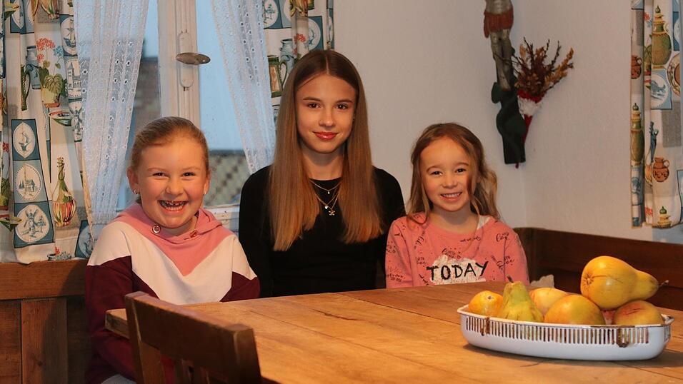 Emilie Stoiber, Hanna Nemmer und Sophia Hurm freuen sich schon auf ihren Auftritt am Blaibacher Weihnachtsmarkt am 7. Dezember.