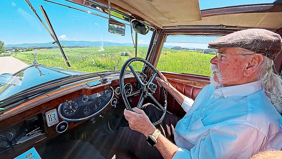 Reiner Ehrhardt am Steuer seines Rolls-Royce, Baujahr 1933, den er optimal in Schuss hält und der noch ein rotes Emblem besitzt. Reiner Ehrhardt am Steuer seines Rolls-Royce, Baujahr 1933, den er optimal in Schuss hält und der noch ein rotes Emblem besitzt.