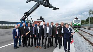 Ulrich Lange, parlamentarischer Staatssekretär im Bundesministerium für Verkehr, winkte mit Schaffnerkelle den ersten Güterzug am neuen KV-Terminal mit viel prominenter Unterstützung ein.