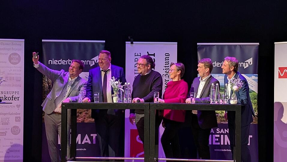 Gehen alle fair miteinander um: Die Kandidaten machten vor Beginn der TV-Aufzeichnung noch ein gemeinsames Selfie.