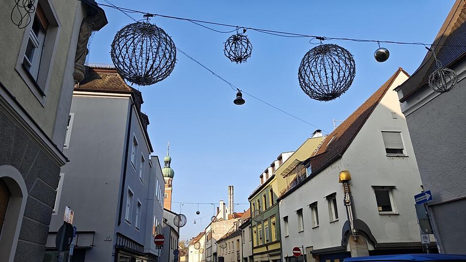 In der Rosengasse hängt die Beleuchtung bereits. In der Rosengasse hängt die Beleuchtung bereits.