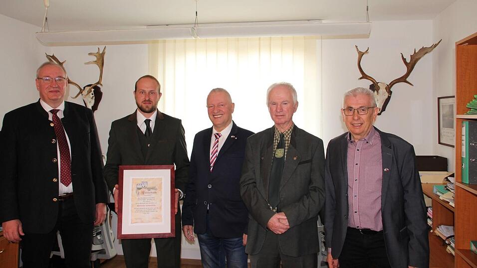 Bei der Ehrung: Bezirkstagspräsident und Landrat Franz Löffler, Martin Semecky, Stepán Thomayer, Jan Benda und Karl Reitmeier (von links). Bei der Ehrung: Bezirkstagspräsident und Landrat Franz Löffler, Martin Semecky, Stepán Thomayer, Jan Benda und Karl Reitmeier (von links).