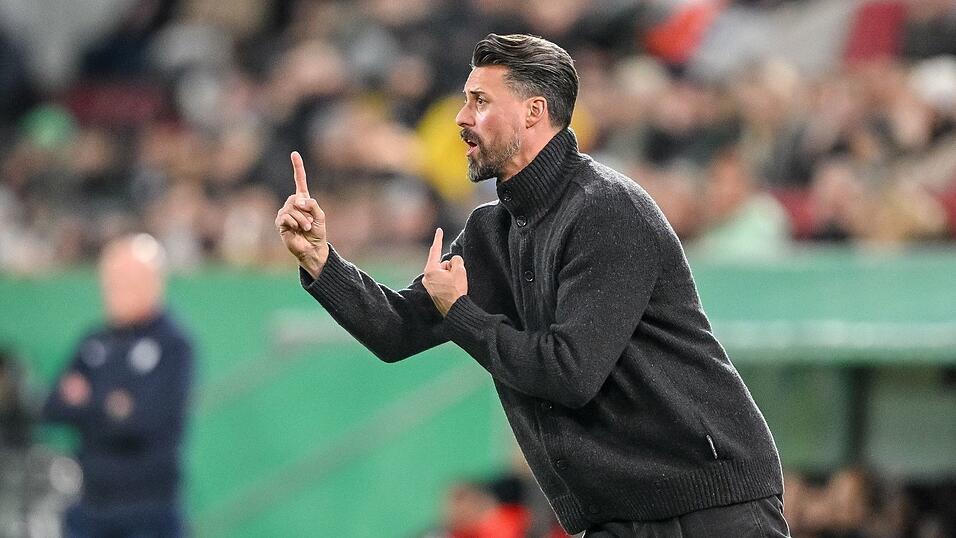 Sandro Wagner will gegen Dortmund die dritte Augsburger Niederlage der Woche vermeiden. Sandro Wagner will gegen Dortmund die dritte Augsburger Niederlage der Woche vermeiden.