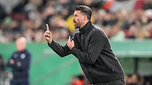 Sandro Wagner will gegen Dortmund die dritte Augsburger Niederlage der Woche vermeiden. Sandro Wagner will gegen Dortmund die dritte Augsburger Niederlage der Woche vermeiden.