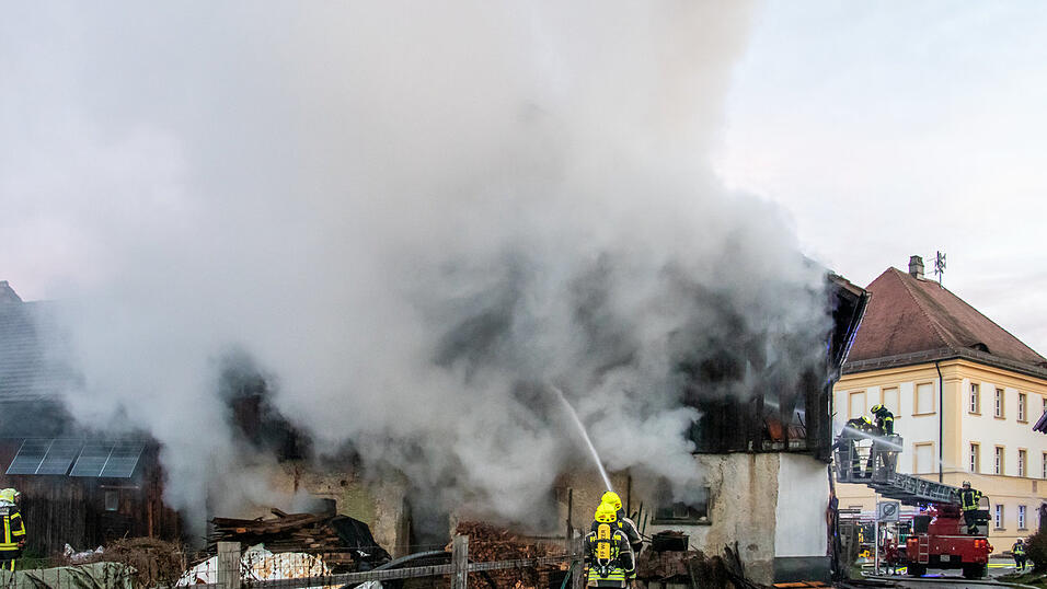 Auf einem Hof in Niederalteich ist ein Feuer ausgebrochen. Die Feuerwehr bek&auml;mpfte die Flammen.