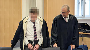 Strafverteidiger Jörg Meyer mit dem Beschuldigten Strafverteidiger Jörg Meyer mit dem Beschuldigten