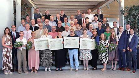 Die Handwerkskammer elrhte ihre „Goldenen“ Meister. Es gratulierten HWK-Vizepräsidentin Claudia Geiselhöringer (1. Reihe, 1. v. l.) und stellvertretender HWK-Bereichsleiter Christian Kaiser (2. Reihe, 1. v. l.). Die Handwerkskammer elrhte ihre „Goldenen“ Meister. Es gratulierten HWK-Vizepräsidentin Claudia Geiselhöringer (1. Reihe, 1. v. l.) und stellvertretender HWK-Bereichsleiter Christian Kaiser (2. Reihe, 1. v. l.).