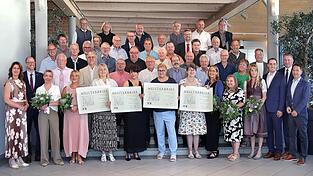 Die Handwerkskammer elrhte ihre „Goldenen“ Meister. Es gratulierten HWK-Vizepräsidentin Claudia Geiselhöringer (1. Reihe, 1. v. l.) und stellvertretender HWK-Bereichsleiter Christian Kaiser (2. Reihe, 1. v. l.). Die Handwerkskammer elrhte ihre „Goldenen“ Meister. Es gratulierten HWK-Vizepräsidentin Claudia Geiselhöringer (1. Reihe, 1. v. l.) und stellvertretender HWK-Bereichsleiter Christian Kaiser (2. Reihe, 1. v. l.).
