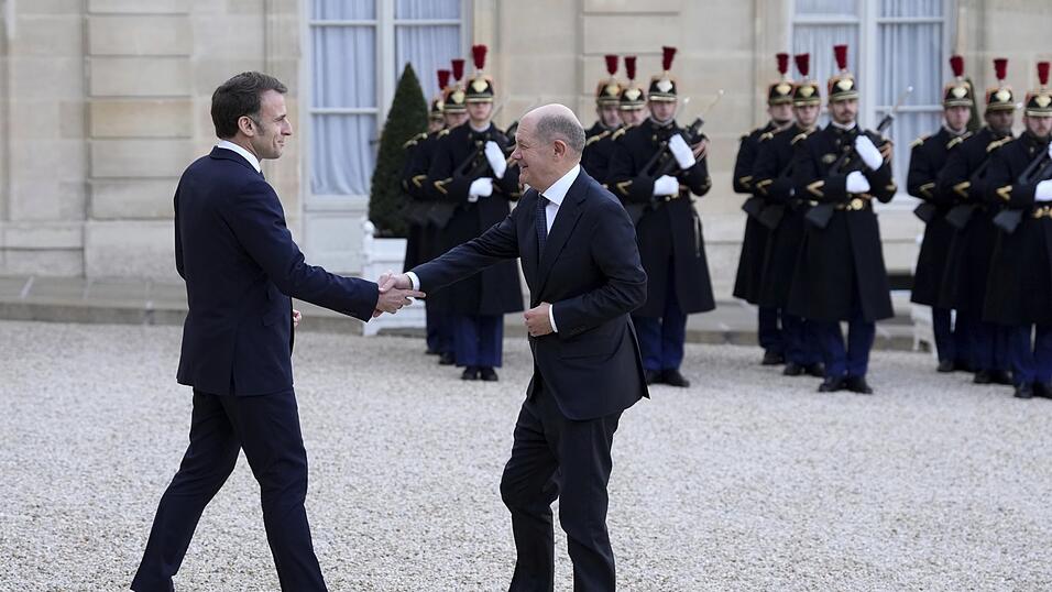 Der franz&ouml;sische Pr&auml;sident Emmanuel Macron (l.) begr&uuml;&szlig;t Bundeskanzler Olaf Scholz bei seiner Ankunft zu einem informellen Treffen der Staats- und Regierungschefs der wichtigsten EU-L&auml;nder und des Vereinigten K&ouml;nigreichs im Elys&eacute;e-Palast.