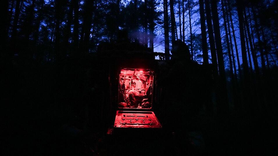 In der Nacht wird im Wald gelagert. In der Nacht wird im Wald gelagert.