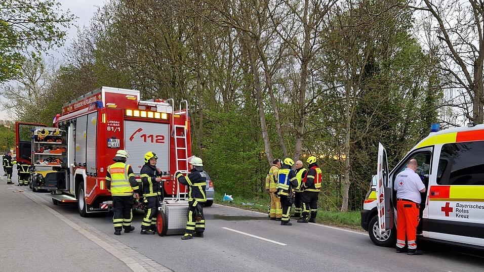 Der Unfall ereigente sich auf der Alten Umgehungsstraße, die wegen der gesperrten Isarbrücke derzeit besonders viele Fahrzeuge befahren. 