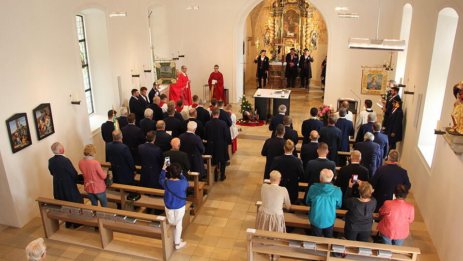 In der renovierten Nikolauskirche in Steinbühl fand die Pfingstreitermesse statt. In der renovierten Nikolauskirche in Steinbühl fand die Pfingstreitermesse statt.