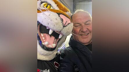 Erhard Grundl mit Tigers-Maskottchen Tigo: Er empfindet es als gro&szlig;en Schatz, dass die Menschen einen in Straubing ansprechen und &bdquo;die Partei dabei egal&ldquo; ist - beispielsweise bei den Tigers-Heimspielen.