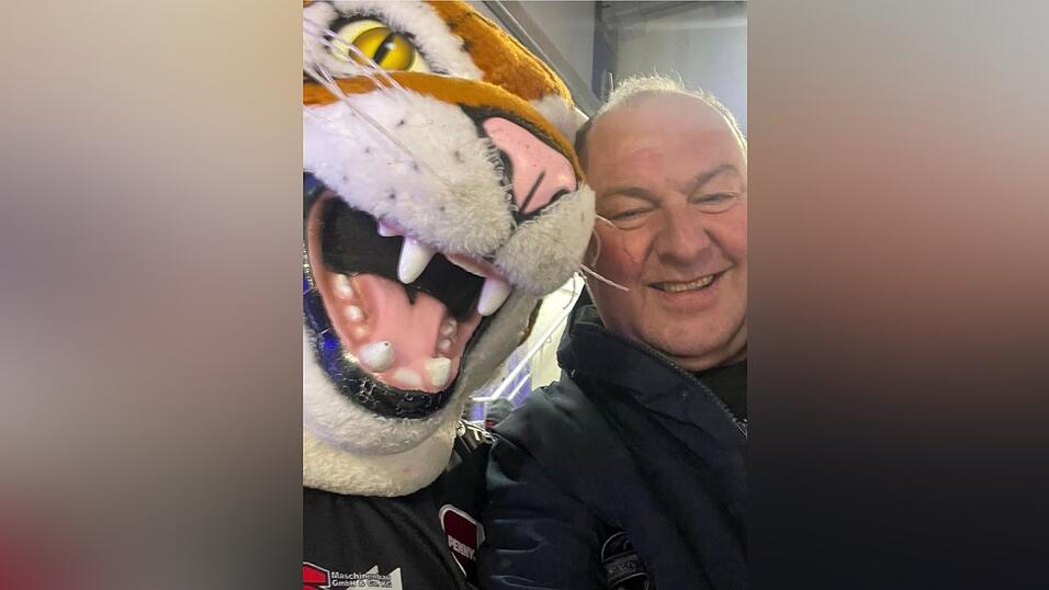 Erhard Grundl mit Tigers-Maskottchen Tigo: Er empfindet es als großen Schatz, dass die Menschen einen in Straubing ansprechen und „die Partei dabei egal“ ist - beispielsweise bei den Tigers-Heimspielen. Erhard Grundl mit Tigers-Maskottchen Tigo: Er empfindet es als großen Schatz, dass die Menschen einen in Straubing ansprechen und „die Partei dabei egal“ ist - beispielsweise bei den Tigers-Heimspielen.
