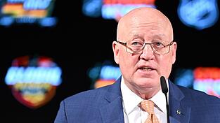 Bill Daly, stellvertretender Commissioner der NHL, verk&uuml;ndet, dass die nordamerikanische Eishockeyliga nach Deutschland kommt.