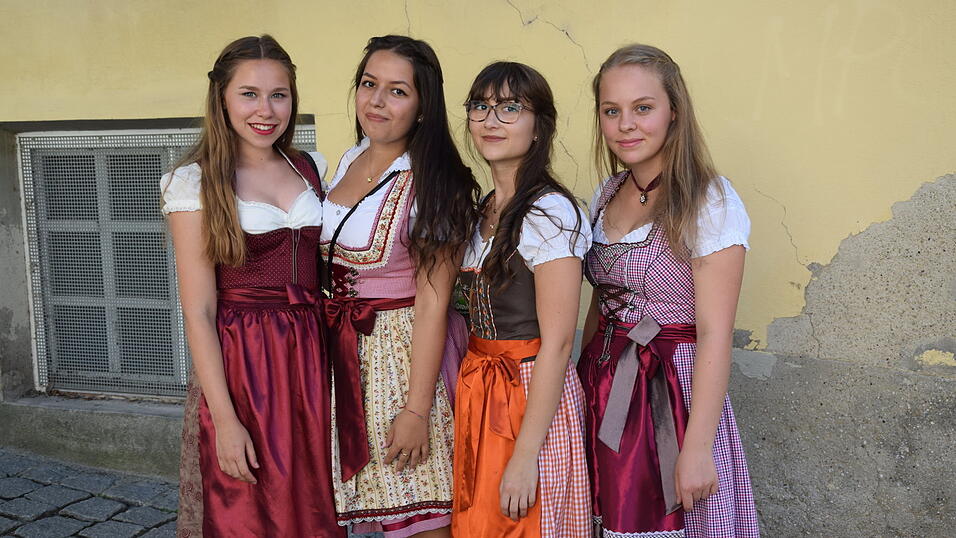 Die kracherten Zeiten sind Gott sei Dank vorbei, wie diese vier Mädls mit ihren stilvollen Dirndln 2017 am Rande des Volksfests beweisen. Die kracherten Zeiten sind Gott sei Dank vorbei, wie diese vier Mädls mit ihren stilvollen Dirndln 2017 am Rande des Volksfests beweisen.