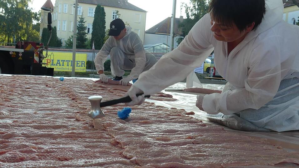 Hunderte freiwillige Helfer haben angepackt und zusammen mit den beiden Initiatoren Werner Biersack und Rudi Dietl das XXL-Schnitzel vorbereitet und gebraten. Das Spektakel vor einem Jahr lockte Tausende Besucher nach Mengkofen.