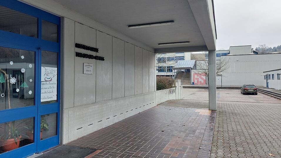 Der Blick von der Hauptschule Theodor Heuss auf die Grundschule Theodor Eckert. Dort, wo jetzt der Pausenhof ist, wird eine neue Dreifachturnhalle gebaut. Die bestehende Turnhalle soll weggerissen werden.