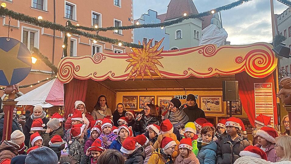 Kinder des Kinderhorts Engelburggasse trugen bei der Markteröffnung mit OB Gertrud Maltz-Schwarzfischer Lieder und Gedichte vor. Kinder des Kinderhorts Engelburggasse trugen bei der Markteröffnung mit OB Gertrud Maltz-Schwarzfischer Lieder und Gedichte vor.