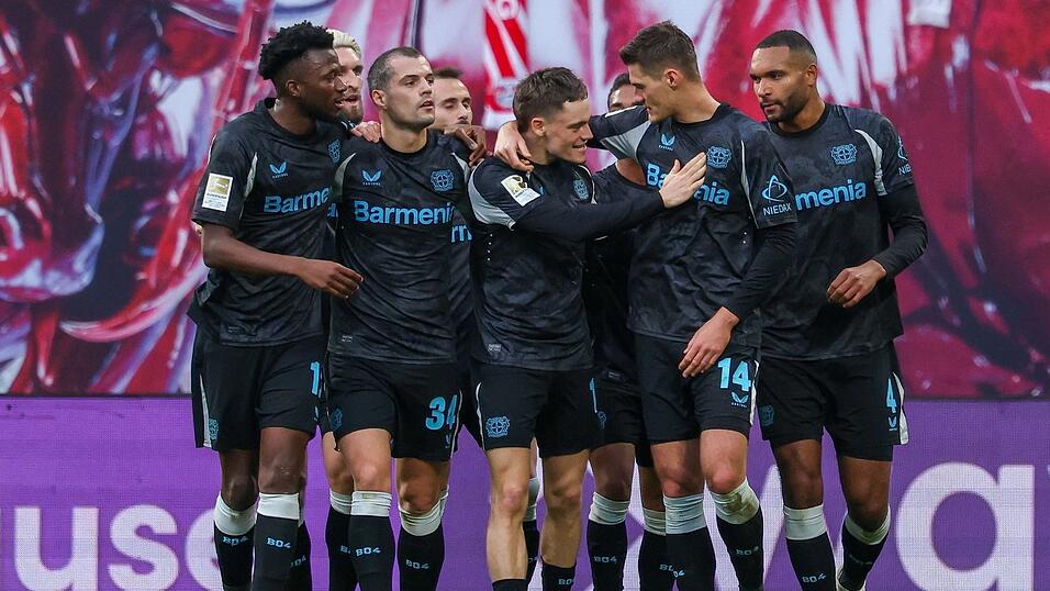 Vorlagengeber und Vollstrecker: Florian Wirtz (M) und Patrik Schick bejubeln das 1:0. Vorlagengeber und Vollstrecker: Florian Wirtz (M) und Patrik Schick bejubeln das 1:0.