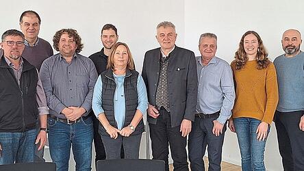 Die Abteilungsleiter im Rathaus haben viel Arbeit: (v.l.) Martin Holzner, Christoph Wimmer, Martin Krumbucher, Max Kelnberger, Angela Hagl, B&uuml;rgermeister Josef Dollinger, Sepp Fischer, Melanie Falkenstein, Christoph Sprenger.
