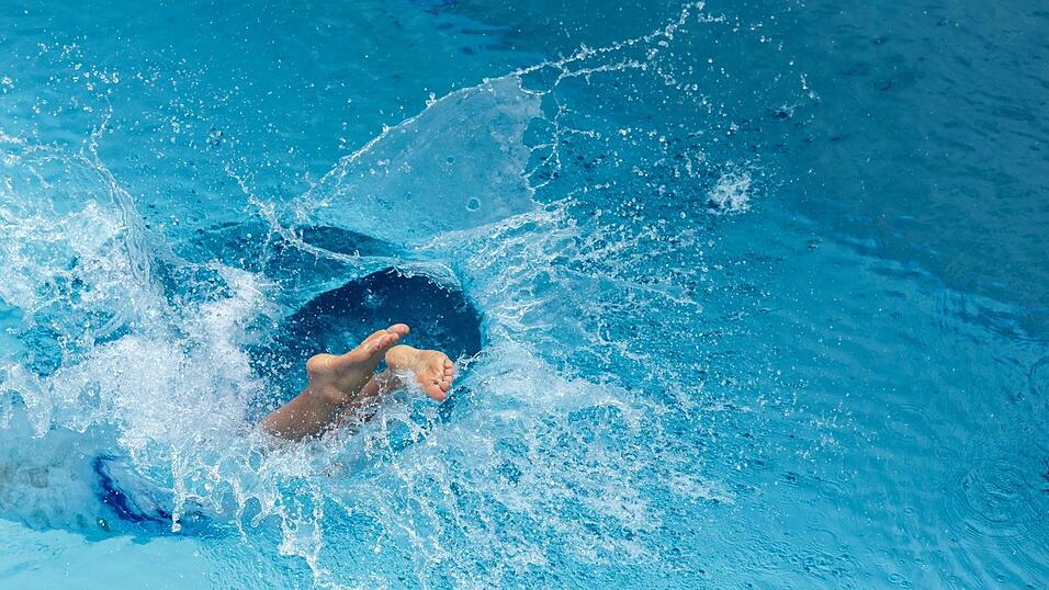 Das Untertauchen ins kühle Wasser half Pawlik, in ihrer Trauer sich wieder selbst zu spüren. (Symbolbild) Das Untertauchen ins kühle Wasser half Pawlik, in ihrer Trauer sich wieder selbst zu spüren. (Symbolbild)