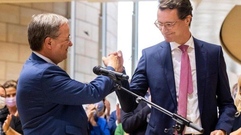 Hendrik Wüst (r.) übernimmt offiziell das Amt des Ministerpräsidenten von Nordrhein-Westfalen von Armin Laschet. (Archivbild) Hendrik Wüst (r.) übernimmt offiziell das Amt des Ministerpräsidenten von Nordrhein-Westfalen von Armin Laschet. (Archivbild)