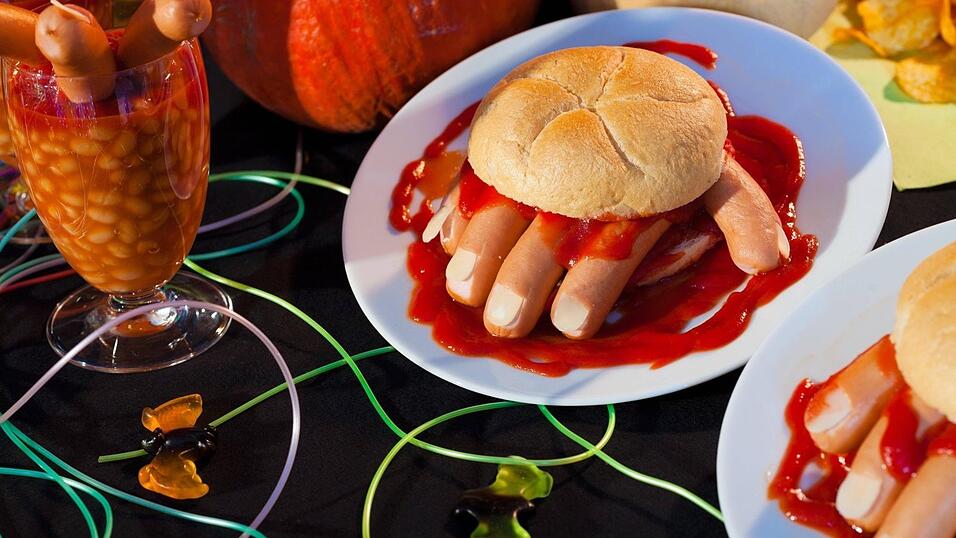 Auch dieses Rezept wurde von Menschenhand gemacht und passt super zum Halloween-Buffet. Die handlichen Burger sind mit Wiener Würstchen und viel Ketchup zubereitet.