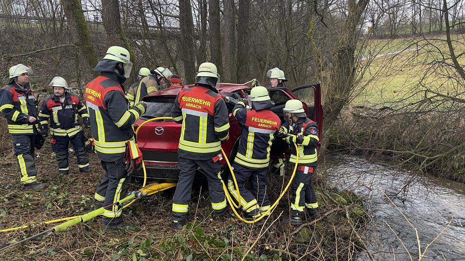 Zur Bergung mit Seilwinde wurde die Feuerwehr Arrach nachalarmiert sowie ein Traktor an die Unfallstelle geholt.