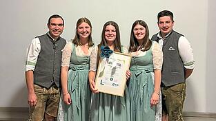 Stefan Hornung (v.l.), Anna und Lena Abeltshauser, Lisa Schindlbeck und Lukas Abeltshauser mit der Siegerurkunde.