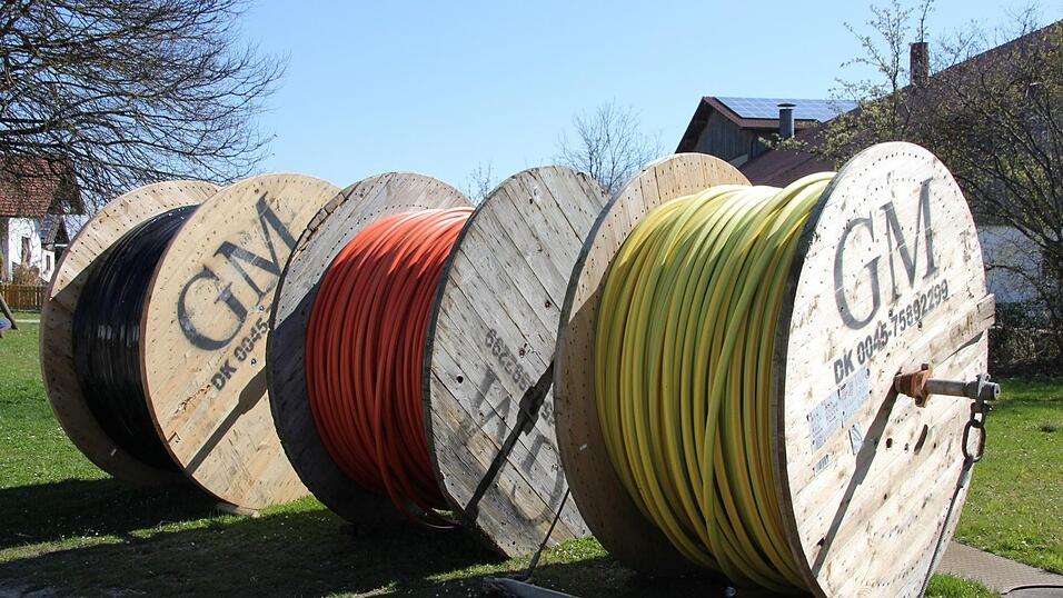 Der Breitbandausbau im Landkreis Cham geht weiter: Im Frühjahr 2026 kommen die 11.000 Haushalte im Graue-Flecken-Programm an die Reihe.