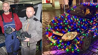 2024 war das Straubinger Weihnachtsauto (re.) der absolute Hingucker. Jetzt haben Michal Szymeczko und Jakob Wrobel das neue Lichterauto geschmückt, das am Nikolaustag in der Straubinger Innenstadt erstmals präsentiert werden soll.